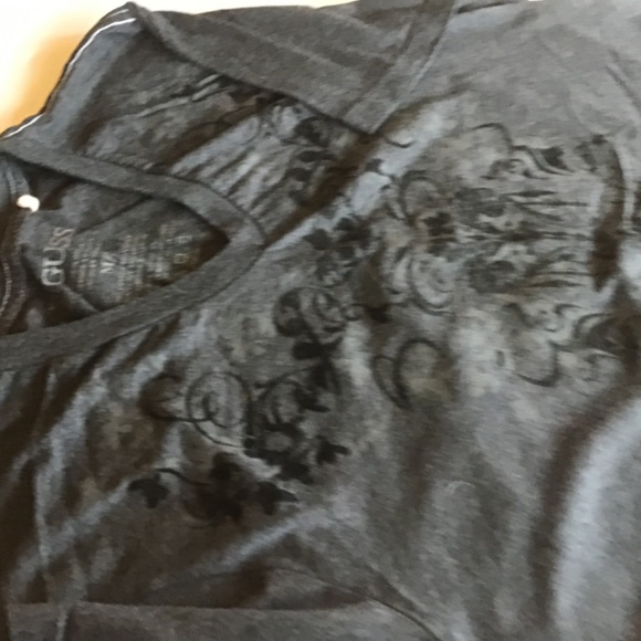 Guess men T-shirt gray & black print with V neck size M, short sleeve - Picture 4 of 8